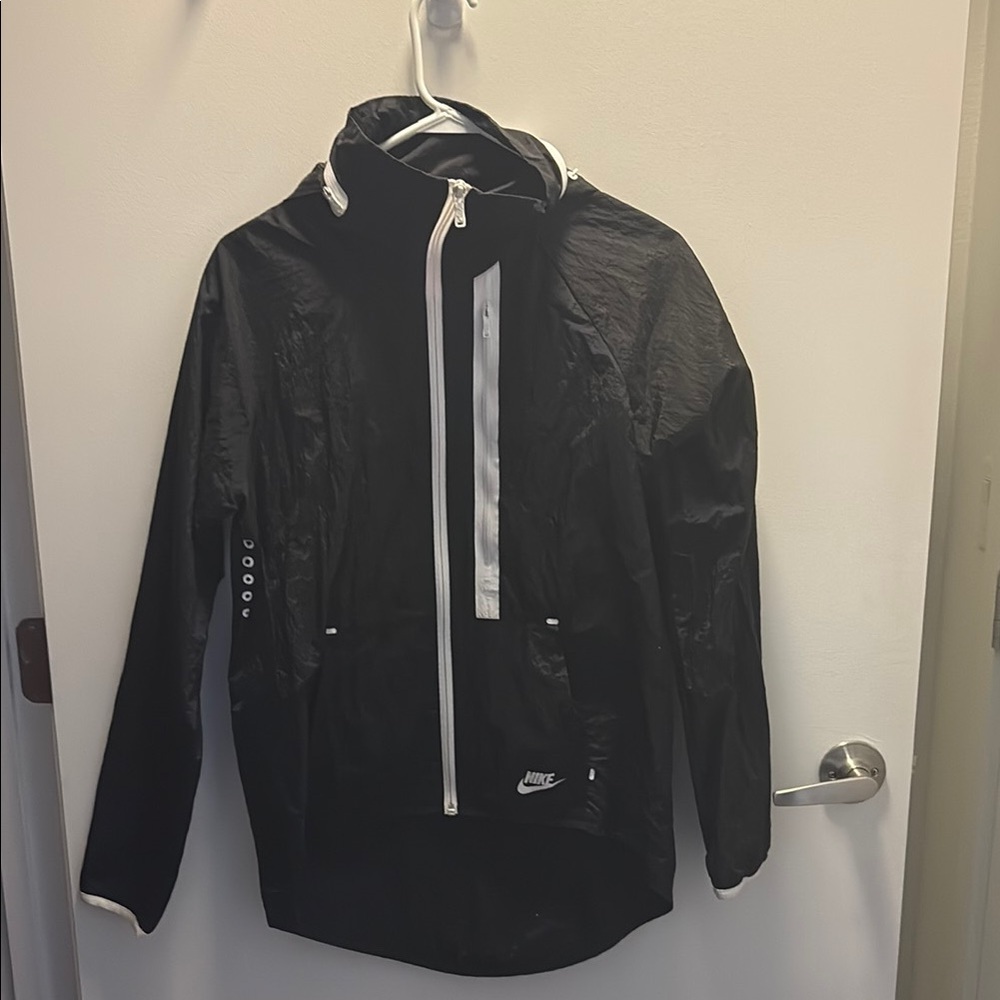 Nike Black and White Ski Jacket with Hood and Water-Resistant Fabric